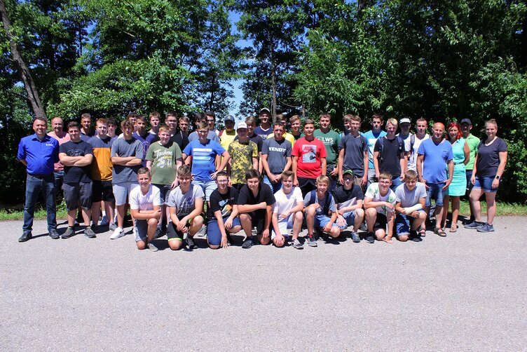 school attendance group picture of the LWS Burgkirchen