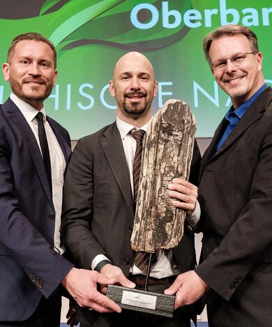 (Von links nach rechts) CFO Markus Auer,  CEO & General Manager Christian Beck  und F&E Direktor Stefan Siemers mit der  FERONIA-Trophäe. Foto: © Eric Krügl | © Eric Krügl