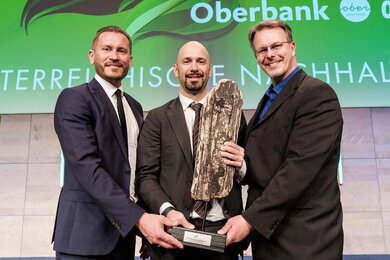 (Von links nach rechts) CFO Markus Auer,  CEO & General Manager Christian Beck  und F&E Direktor Stefan Siemers mit der  FERONIA-Trophäe. Foto: © Eric Krügl | © Eric Krügl