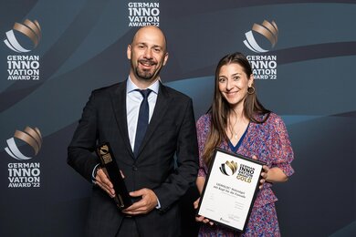 Christian Beck, General Manager & CEO BECK, and Michaela Beck, Marketing Director BECK, received the German Innovation Award 2022 in Gold at the award ceremony on May 24, 2022 in the Futurium in Berlin. | © Image: Lutz Sternstein www.phocst.com